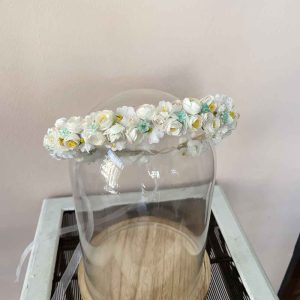 Corona en flor artificial y de papel